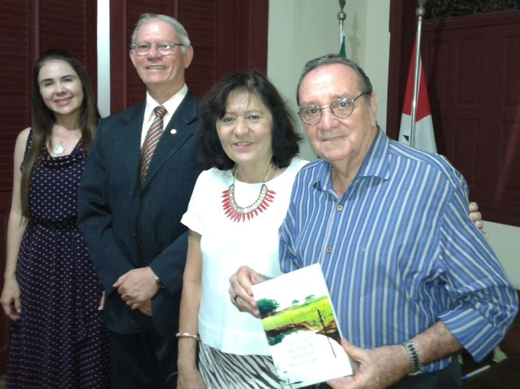 Autores presidente e diretor de bibioteca em sessão de apresentação dos livros