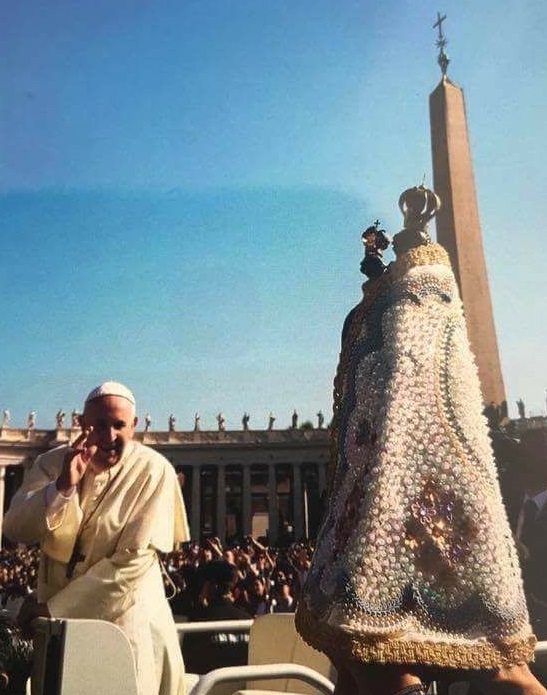 Bênção do Papa sobre a família e imagem de Vicente