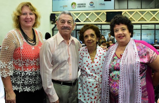 M Goretti com seus pais Francisco e Iranise Tavares e a Profª. Olga Lúcia Freitas do Departamento de Geografia da Universidade Federal do Paraná. 